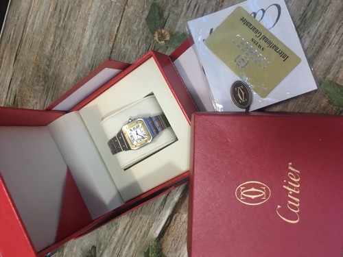 ساعه نسائيه من ماركه كارتيه. 